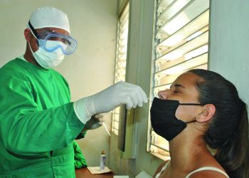 A niños y embarazadas les hacen la prueba rápida; si el resultado es positivo, se les realiza el PCR / Fotos: Humberto Lister