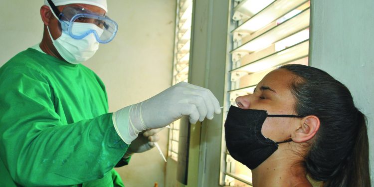 A niños y embarazadas les hacen la prueba rápida; si el resultado es positivo, se les realiza el PCR / Fotos: Humberto Lister