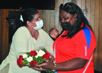 Gladys Martínez agradeció a la campeona en nombre del pueblo de Artemisa / Fotos: Humberto Lister