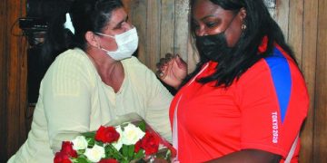 Gladys Martínez agradeció a la campeona en nombre del pueblo de Artemisa / Fotos: Humberto Lister