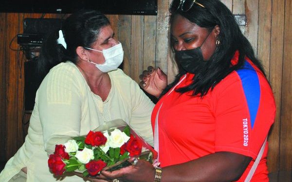 Gladys Martínez agradeció a la campeona en nombre del pueblo de Artemisa / Fotos: Humberto Lister