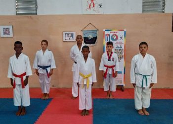 Los niños medallistas junto a su entrenador José Yusney Scull. Foto tomada del canal de Telegram de los Halcones@tkdhalconescuba