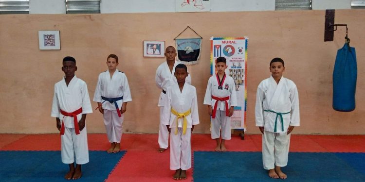 Los niños medallistas junto a su entrenador José Yusney Scull. Foto tomada del canal de Telegram de los Halcones@tkdhalconescuba