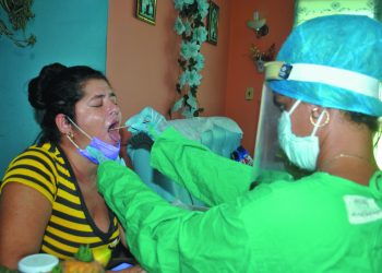 1. Aunque no en todos los casos los médicos tienen la sobrebata de protección, eso no impide la visita médica a pacientes de COVID-19. La provincia no ha podido completar esta indumentaria en los CMF| Foto: Humberto Lister
