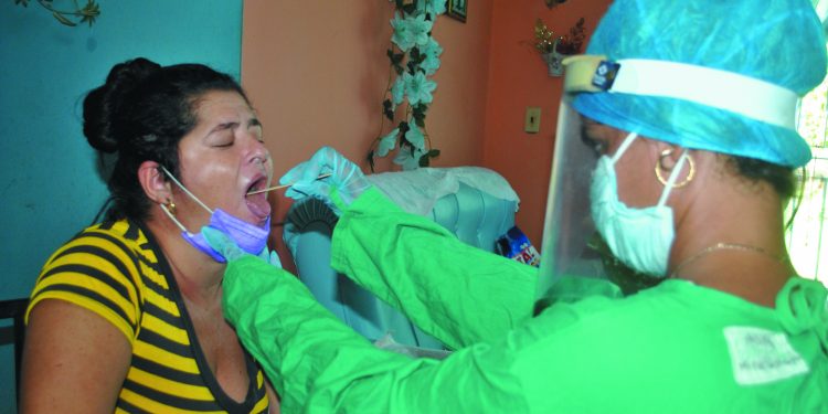 1. Aunque no en todos los casos los médicos tienen la sobrebata de protección, eso no impide la visita médica a pacientes de COVID-19. La provincia no ha podido completar esta indumentaria en los CMF| Foto: Humberto Lister