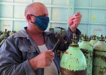 MÁS DE 270 cilindros de oxígeno medicinal rellenan a diario en la UEB Gases Artemisa / Fotos: Alejandro Lóriga