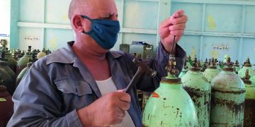 MÁS DE 270 cilindros de oxígeno medicinal rellenan a diario en la UEB Gases Artemisa / Fotos: Alejandro Lóriga