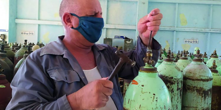 MÁS DE 270 cilindros de oxígeno medicinal rellenan a diario en la UEB Gases Artemisa / Fotos: Alejandro Lóriga