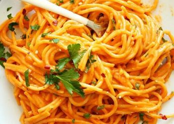 Pasta con salsa de pimientos asados y espinacas a la manera de Lore