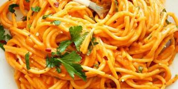 Pasta con salsa de pimientos asados y espinacas a la manera de Lore