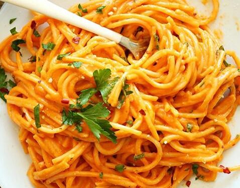 Pasta con salsa de pimientos asados y espinacas a la manera de Lore