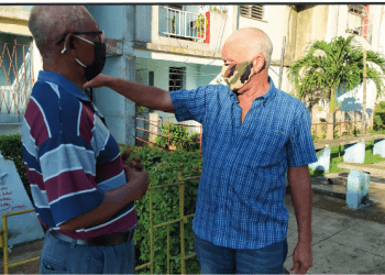 CADA mañana, frente a la plaza dedicada a Martí en el CDR, Cruzata (a la derecha) intercambia con sus vecinos