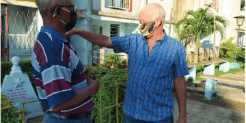 CADA mañana, frente a la plaza dedicada a Martí en el CDR, Cruzata (a la derecha) intercambia con sus vecinos