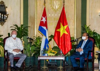 Rodrigo Malmierca Díaz, ministro cubano de Comercio Exterior y la Inversión Extranjera, y el presidente de Vietnam. Foto: Enrique González.