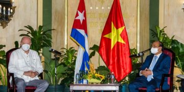 Rodrigo Malmierca Díaz, ministro cubano de Comercio Exterior y la Inversión Extranjera, y el presidente de Vietnam. Foto: Enrique González.