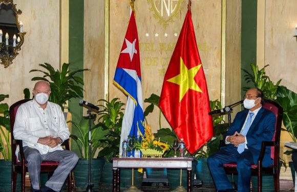 Rodrigo Malmierca Díaz, ministro cubano de Comercio Exterior y la Inversión Extranjera, y el presidente de Vietnam. Foto: Enrique González.