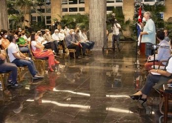 Encuentro del presidente Miguel Díaz-Canel con jóvenes artistas. Foto: Estudios Revolución