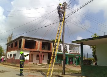 Después de cuatro días, linieros locales restablecieron el servicio eléctrico en la calle Guillermo Castillo y sus alrededores