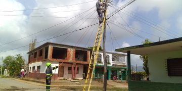 Después de cuatro días, linieros locales restablecieron el servicio eléctrico en la calle Guillermo Castillo y sus alrededores