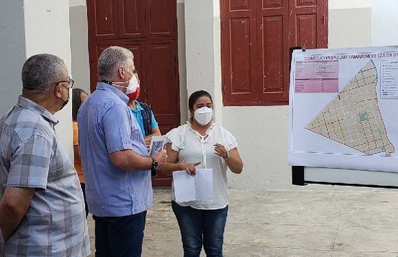 Díaz-Canel en el Consejo Popular Tamarindo. Foto: @Twiter Presidencia Cuba.