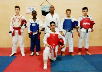 El profesor Scull, junto a algunos de sus pupilos medallistas en el torneo. Foto cortesía del profesor