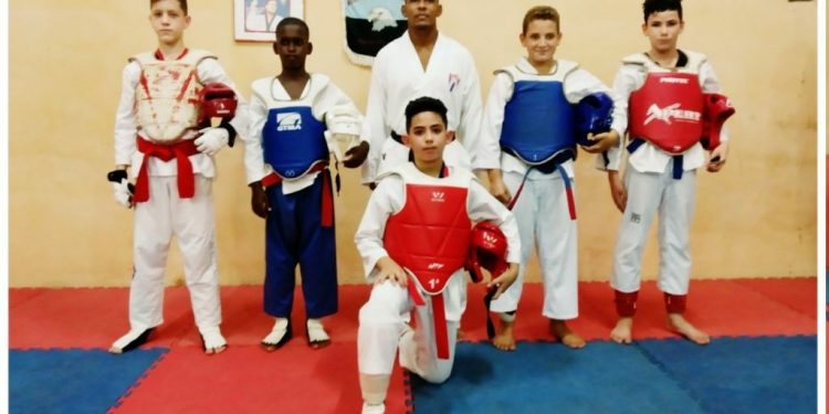 El profesor Scull, junto a algunos de sus pupilos medallistas en el torneo. Foto cortesía del profesor