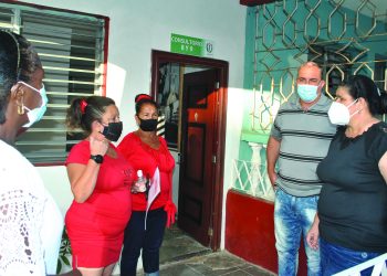 Etecsa, la Empresa Provincial de Transporte y la de Mantenimiento Vial, hicieron relucir los consultorios 8, 9, 16 y 2 / Foto: Humberto Lister