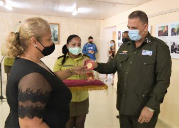 Reconocen años de servicio y loables resultados en su labor en el medio siglo del Sindicato Nacional de Trabajadores Civiles de la Defensa / Foto: Raudén González