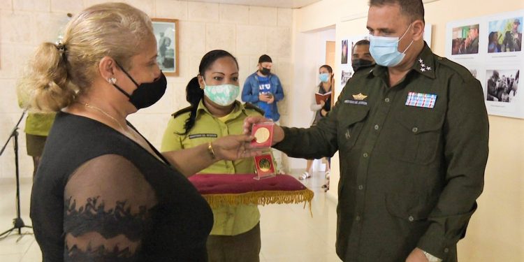 Reconocen años de servicio y loables resultados en su labor en el medio siglo del Sindicato Nacional de Trabajadores Civiles de la Defensa / Foto: Raudén González
