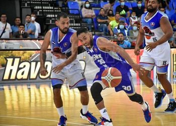 Oliva enseña en la Universidad cómo hacer canastas