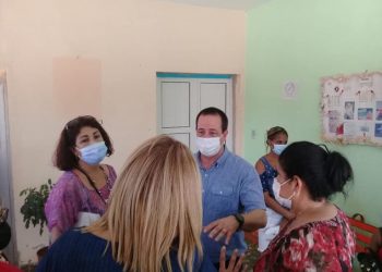 El Ministro de Salud Pública José Ángel Portal Miranda sostuvo un encuentro con trabajadores y pacientes en el Hospital General Docente Iván Portuondo