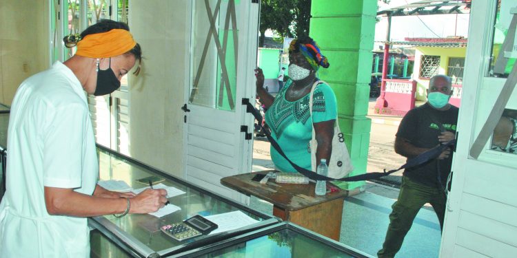 QUIENES antes despreciaban la medicina natural y tradicional, hoy se pregun-tan dónde y cómo adquirirla / Fotos: Humberto Lister