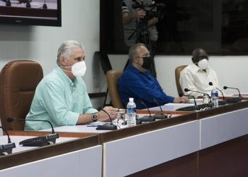 Como parte de su actual ciclo de encuentros con los diferentes sectores de la sociedad cubana, el Presidente de la República conversó por más de tres horas con representantes de empresas estatales. Foto: Estudios Revolución