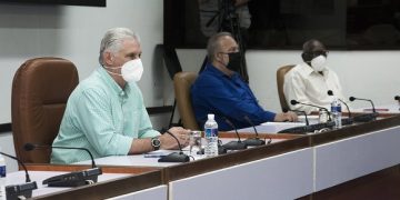 Como parte de su actual ciclo de encuentros con los diferentes sectores de la sociedad cubana, el Presidente de la República conversó por más de tres horas con representantes de empresas estatales. Foto: Estudios Revolución