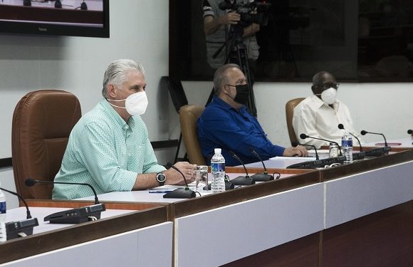 Como parte de su actual ciclo de encuentros con los diferentes sectores de la sociedad cubana, el Presidente de la República conversó por más de tres horas con representantes de empresas estatales. Foto: Estudios Revolución