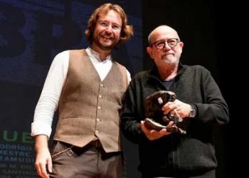 El cantautor cubano Silvio Rodríguez recibió el Premio Leteo en España. Foto: Prensa Latina.