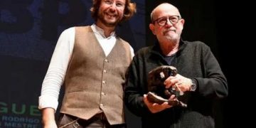 El cantautor cubano Silvio Rodríguez recibió el Premio Leteo en España. Foto: Prensa Latina.