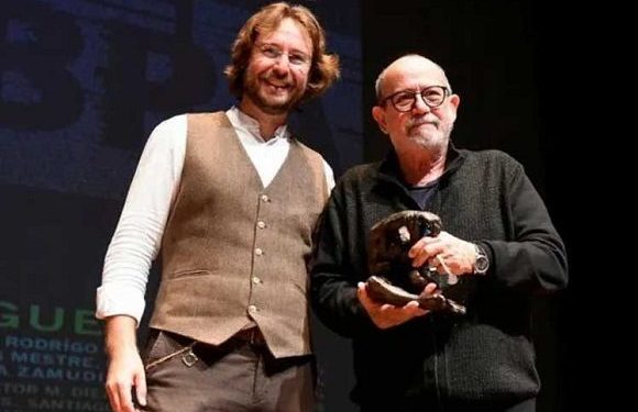 El cantautor cubano Silvio Rodríguez recibió el Premio Leteo en España. Foto: Prensa Latina.