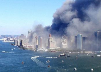 Impactantes imágenes inéditas que muestran el drástico momento del desplome de las torres gemelas de Nueva York. AP / (AP Fhoto/DPNY, via ABC News, Det. Greg Semendinger)