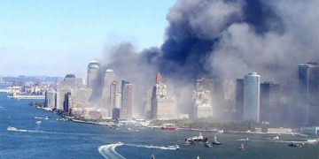 Impactantes imágenes inéditas que muestran el drástico momento del desplome de las torres gemelas de Nueva York. AP / (AP Fhoto/DPNY, via ABC News, Det. Greg Semendinger)