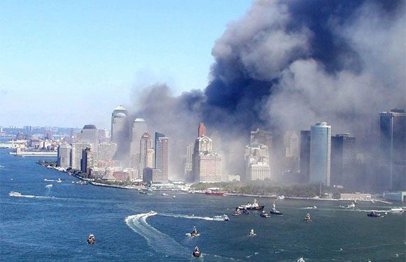 Impactantes imágenes inéditas que muestran el drástico momento del desplome de las torres gemelas de Nueva York. AP / (AP Fhoto/DPNY, via ABC News, Det. Greg Semendinger)