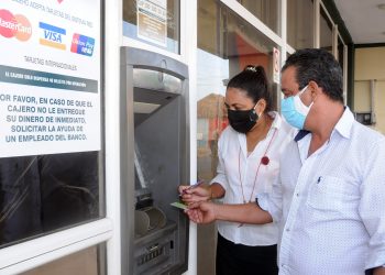 Isora Proenza Mateo se encarga del control interno de la sucursal 2272 del BPA en Artemisa./ Foto: Otoniel Márquez