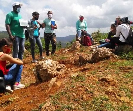 Desde la Loma Mogote Soroa, Elemento Natural Destacado, se realizan varias actividades