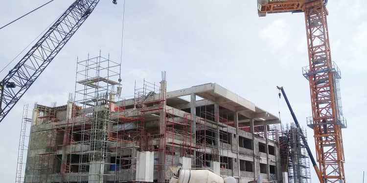 Una de las tareas acometidas es la construcción del edificio sede de la empresa / Foto: Yusmary Romero