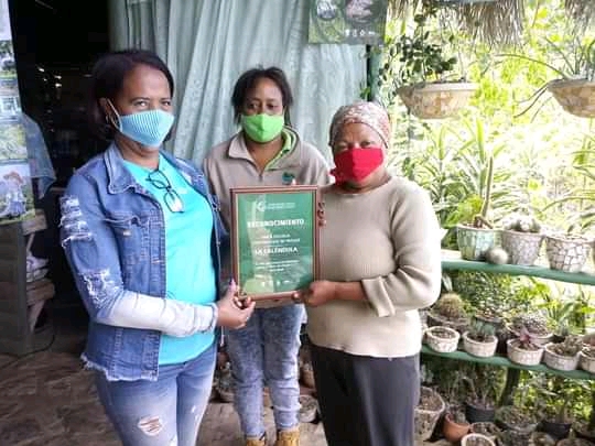 La finca La Caléndula, propiedad de Eloísa (a la derecha), es referente de buenas prácticas agroecológicas