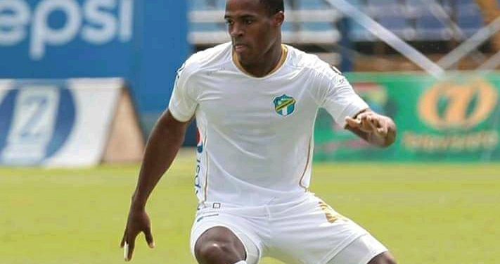 Karel Espino se ha vuelto habitual en las convocatorias a la selección nacional y titular en el Comunicaciones. Foto tomada de su perfil de facebook