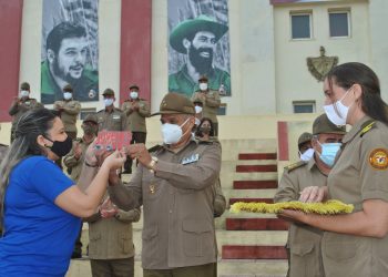 Lisara Corona Oliveros, Segunda Secretaria de la Unión de Jóvenes Comunistas, entregó la placa que acredita con la condición Jóvenes por la vida a este centro / Fotos: Humberto Lister