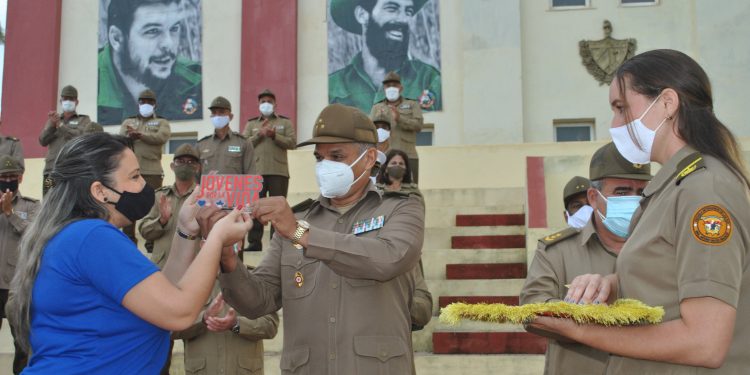Lisara Corona Oliveros, Segunda Secretaria de la Unión de Jóvenes Comunistas, entregó la placa que acredita con la condición Jóvenes por la vida a este centro / Fotos: Humberto Lister