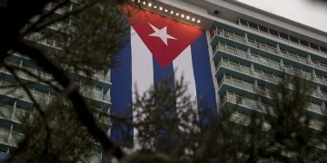 Bandera cubana en el Hotel Habana Libre. Foto: Ismael Francisco/ Cubadebate.