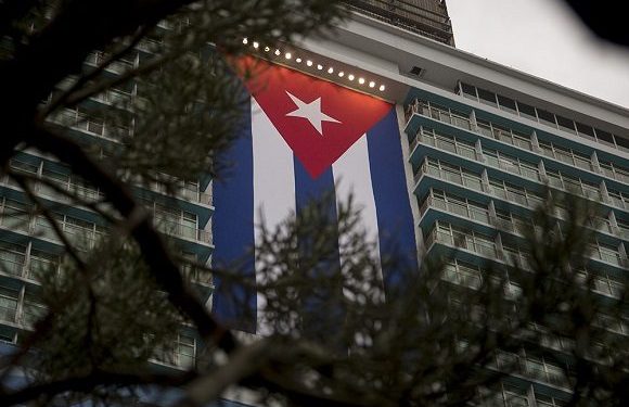 Bandera cubana en el Hotel Habana Libre. Foto: Ismael Francisco/ Cubadebate.